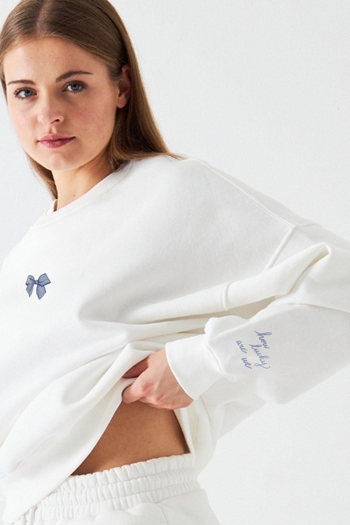 Kadın Oversize Sweatshirt How Lucky Are We Baskılı Beyaz – Bisiklet Yaka, 3 İplik Şardonlu Polar