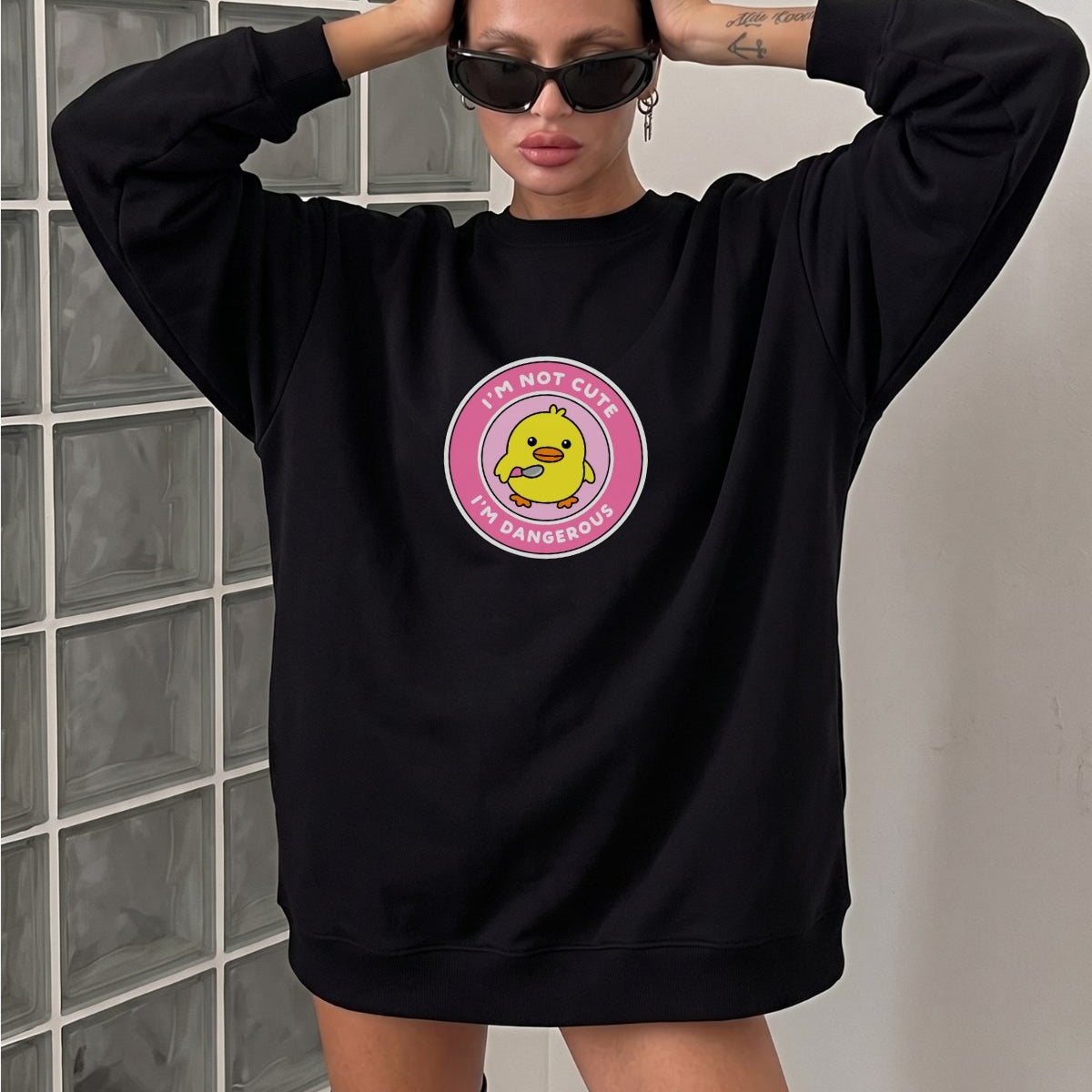 Kadın Oversize Sweatshirt Elbise Dangerous Chick Baskılı Siyah – Uzun Boy, 3 İplik Şardonlu Polar
