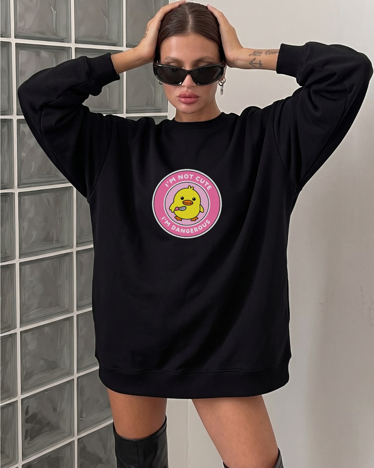 Kadın Oversize Sweatshirt Elbise Dangerous Chick Baskılı Siyah – Uzun Boy, 3 İplik Şardonlu Polar