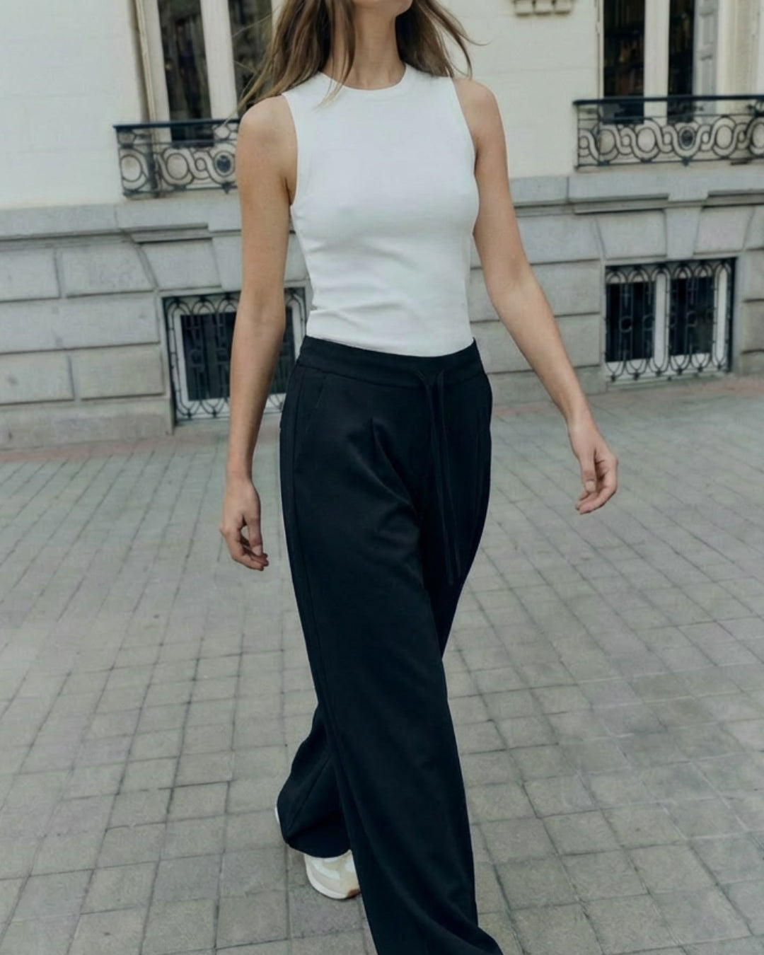 Kadın Siyah Bol Paça Pantolon – Lastikli Bel, Bağcıklı, Dökümlü Kesim