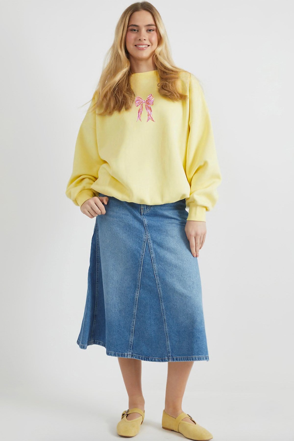 Kadın Oversize Sweatshirt Pembe Kurdele Baskılı Sarı – Bisiklet Yaka, 3 İplik Şardonlu Polar
