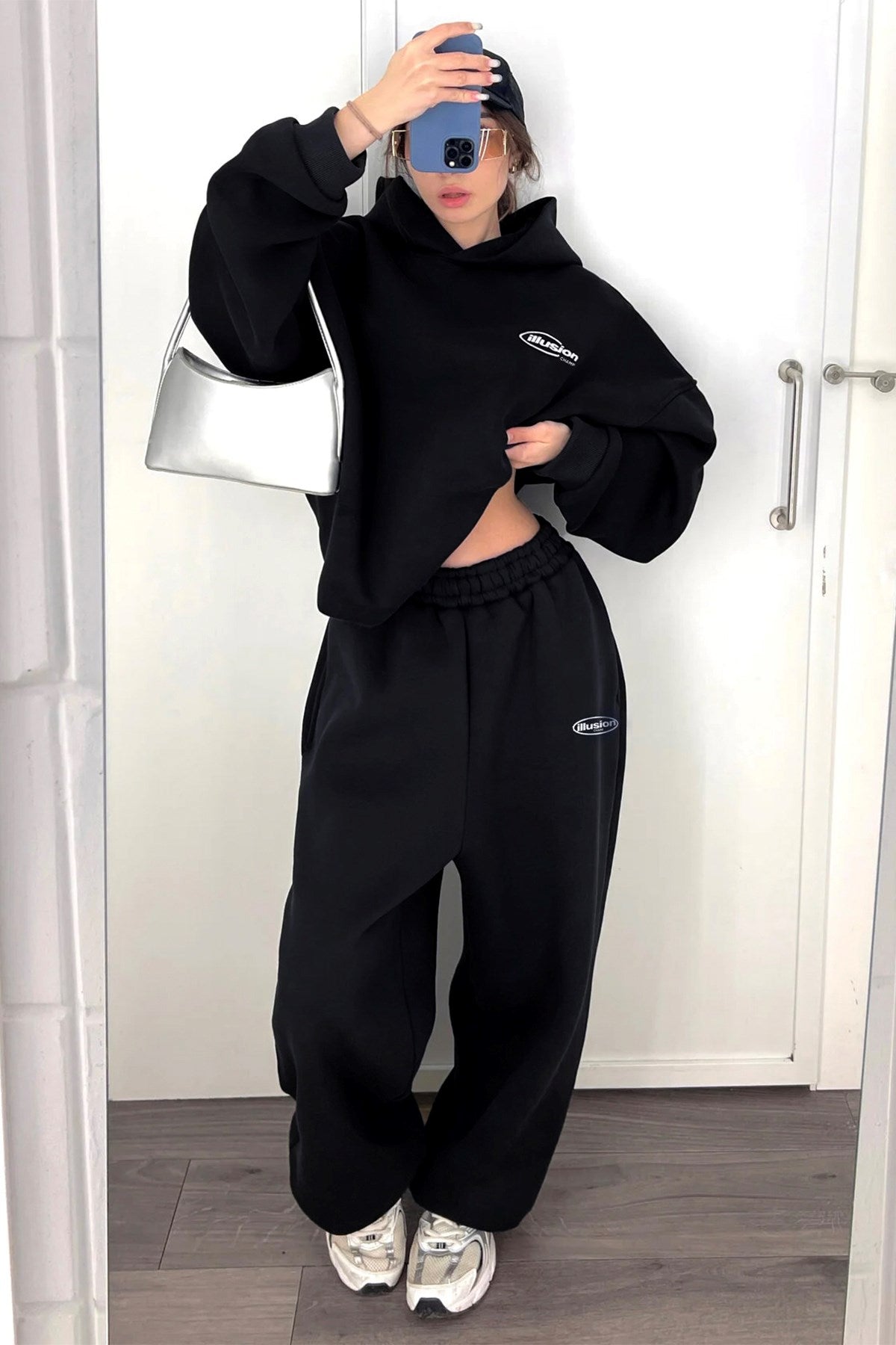 Oversize Unisex Eşofman Takımı Illusion Champ Baskılı Siyah – Kapüşonlu, Lastikli Alt, 3 İplik Polar