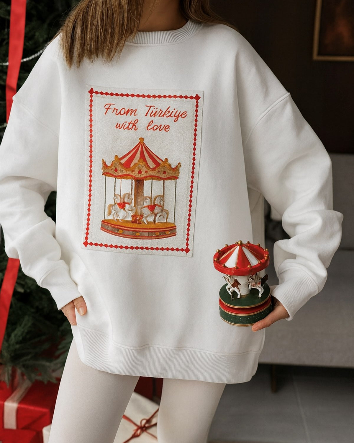 Kadın Oversize Sweatshirt Elbise Carousel Love Baskılı Beyaz – Bisiklet Yaka, 3 İplik Şardonlu Polar