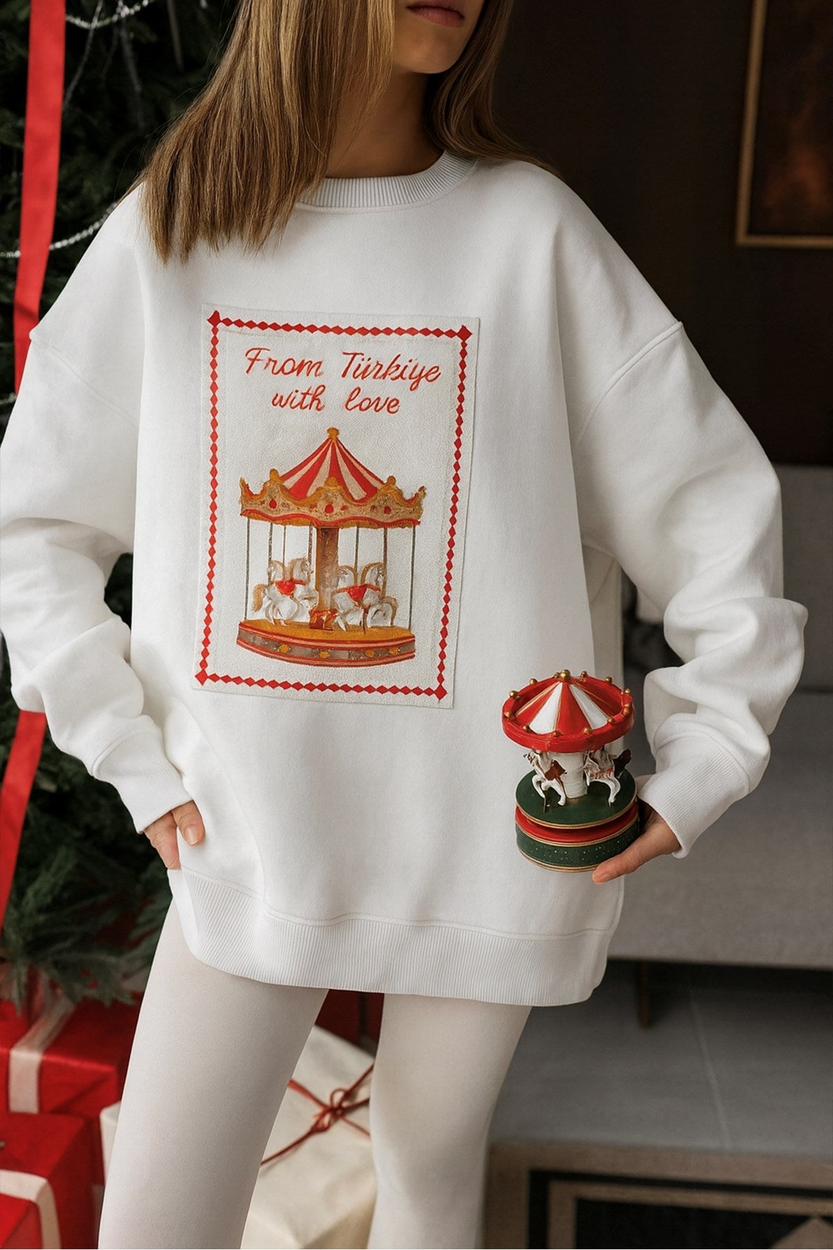 Kadın Oversize Sweatshirt Elbise Carousel Love Baskılı Beyaz – Bisiklet Yaka, 3 İplik Şardonlu Polar