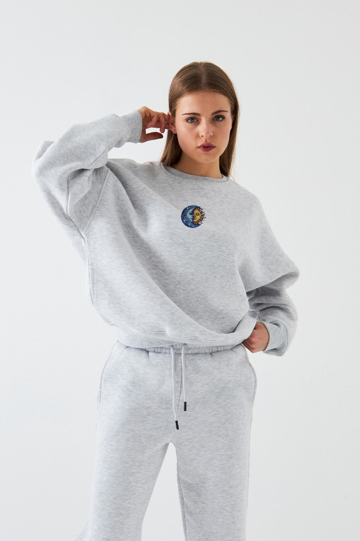 Kadın Oversize Sweatshirt Sun & Moon Baskılı Gri Melanj – Bisiklet Yaka, 3 İplik Şardonlu Polar