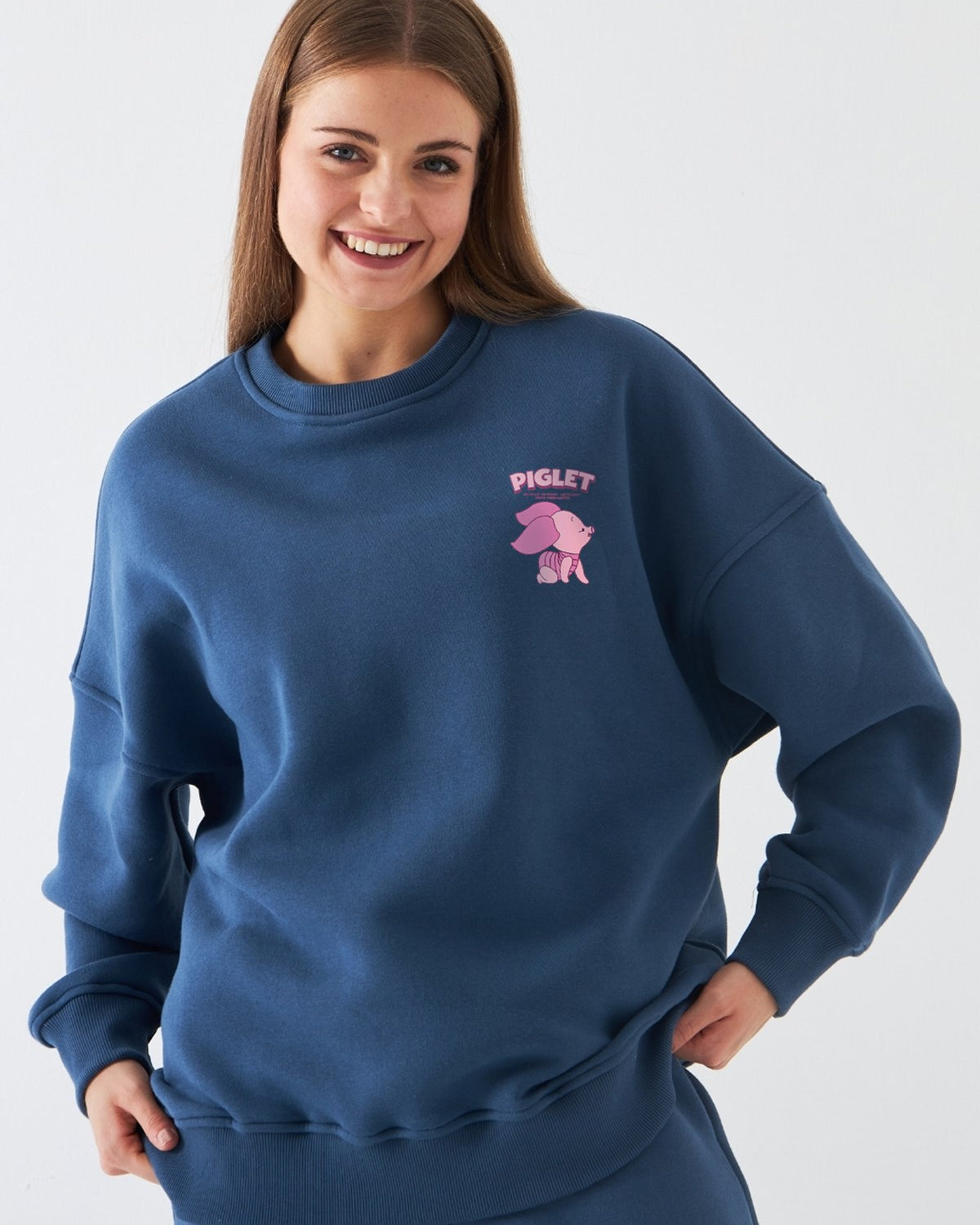 Kadın Oversize Sweatshirt Piglet Dreams Baskılı Marine – Bisiklet Yaka, 3 İplik Şardonlu Polar
