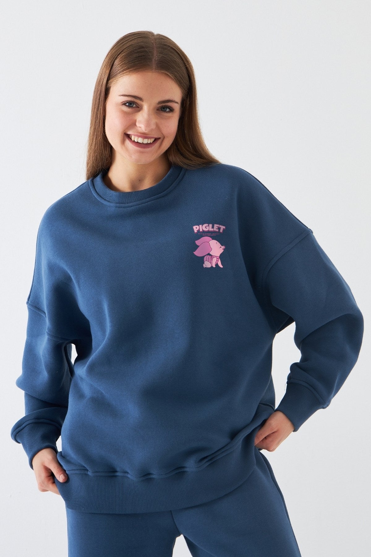 Kadın Oversize Sweatshirt Piglet Dreams Baskılı Marine – Bisiklet Yaka, 3 İplik Şardonlu Polar