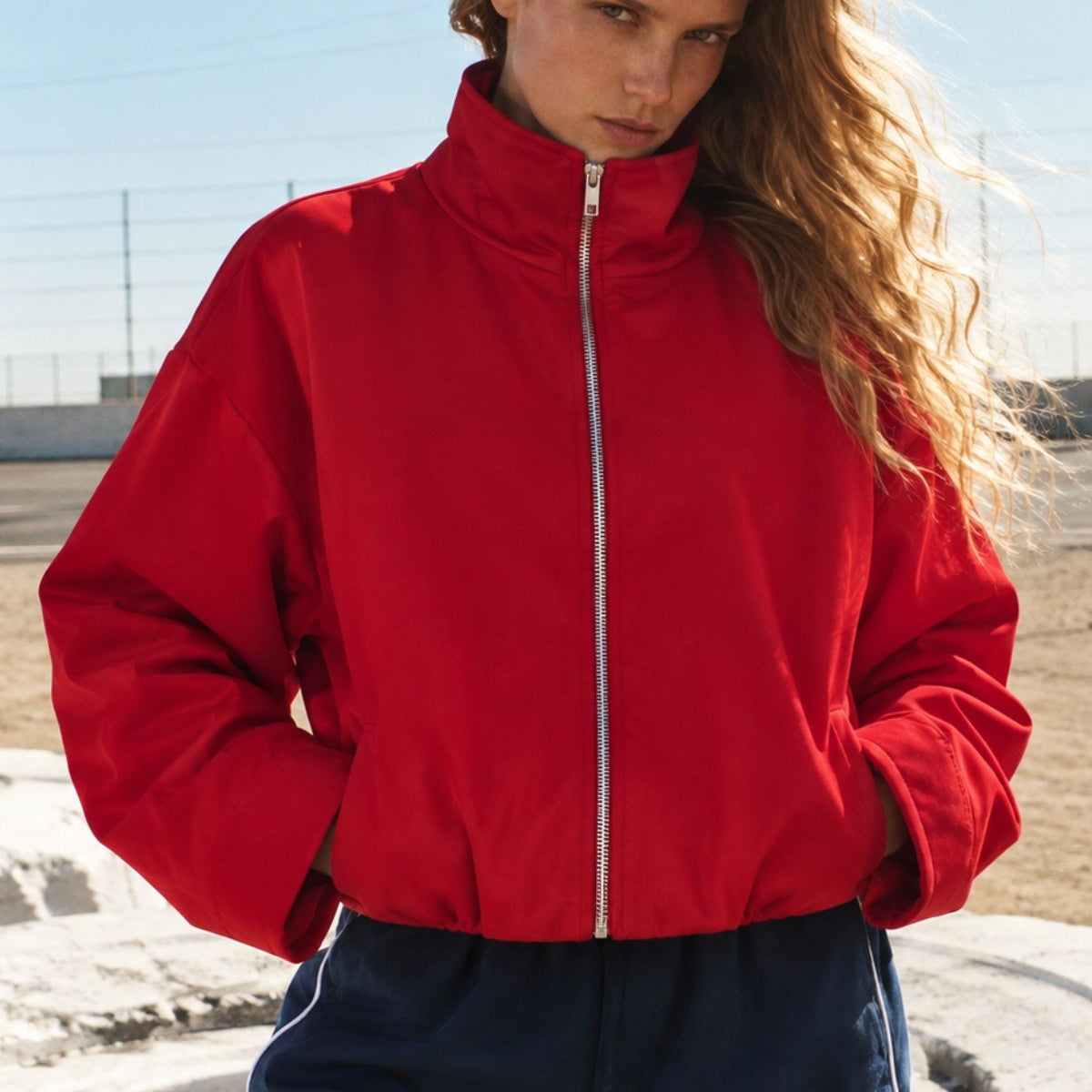 Kadın Vanta Oversize Bomber Ceket Kırmızı – Dik Yaka, Tam Fermuarlı, Gizli Cepli, Elastik Belli