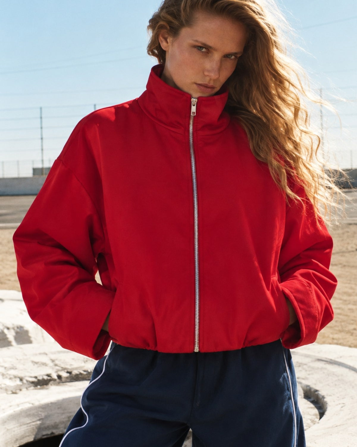 Kadın Vanta Oversize Bomber Ceket Kırmızı – Dik Yaka, Tam Fermuarlı, Gizli Cepli, Elastik Belli