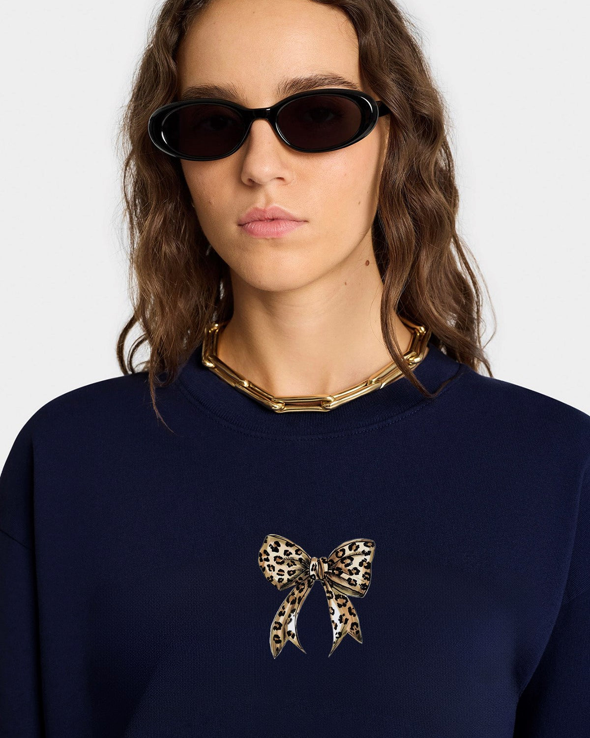 Kadın Oversize Sweatshirt Leo Kurdele Baskılı Lacivert – Bisiklet Yaka, 3 İplik Şardonlu Polar