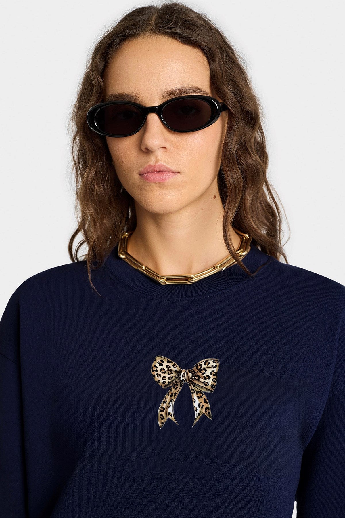 Kadın Oversize Sweatshirt Leo Kurdele Baskılı Lacivert – Bisiklet Yaka, 3 İplik Şardonlu Polar