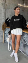 Delicate Yazılı Kadın Siyah Oversize Sweatshirt – Gotik Baskılı, Şardonlu 3 İplik Kumaş