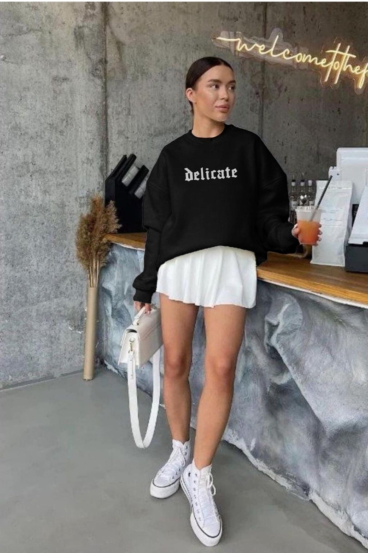 Delicate Yazılı Kadın Siyah Oversize Sweatshirt – Gotik Baskılı, Şardonlu 3 İplik Kumaş