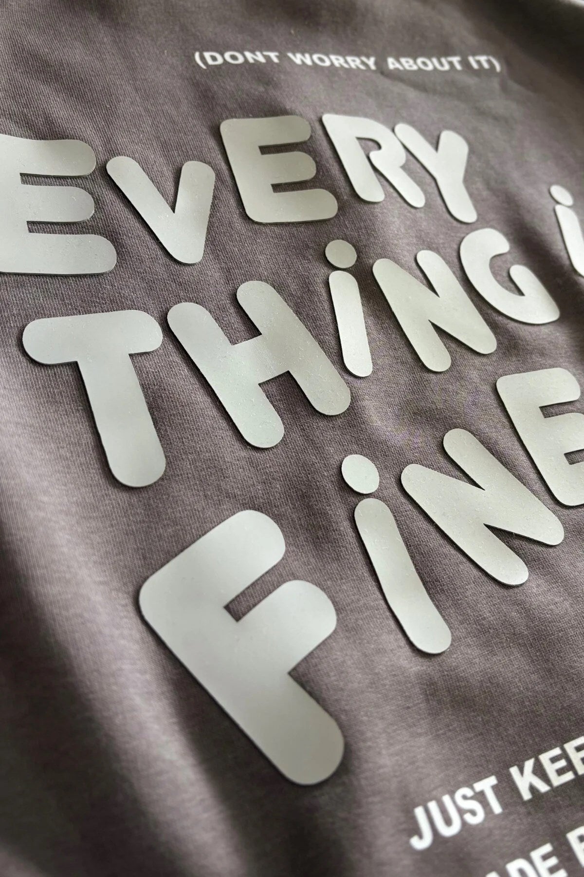  Every Thing Is Fine Baskılı Unisex Siyah Kapüşonlu Sweatshirt – 3 İplik Şardonlu Kumaş