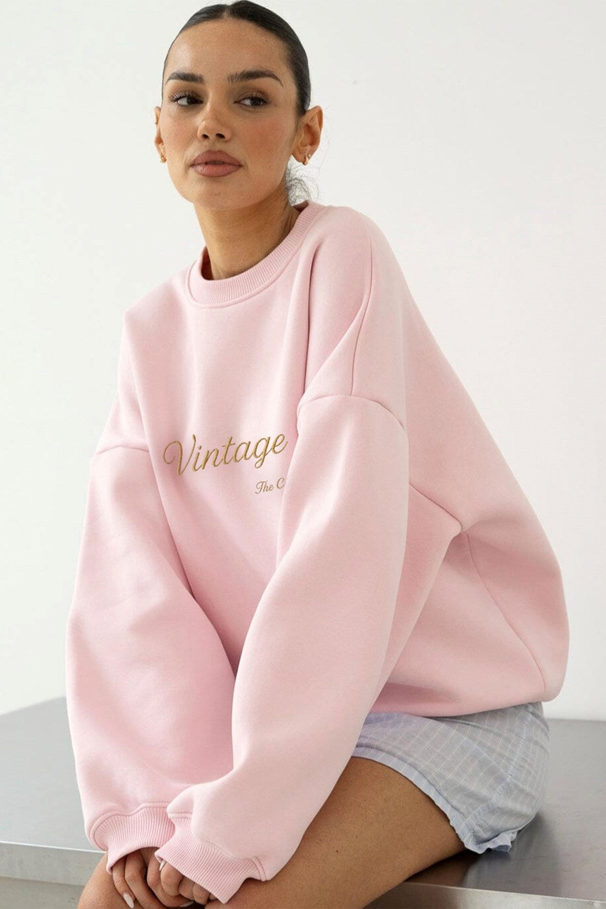 Kadın Oversize Sweatshirt Vintage Vibes Baskılı Pembe – Bisiklet Yaka, 3 İplik Şardonlu Polar