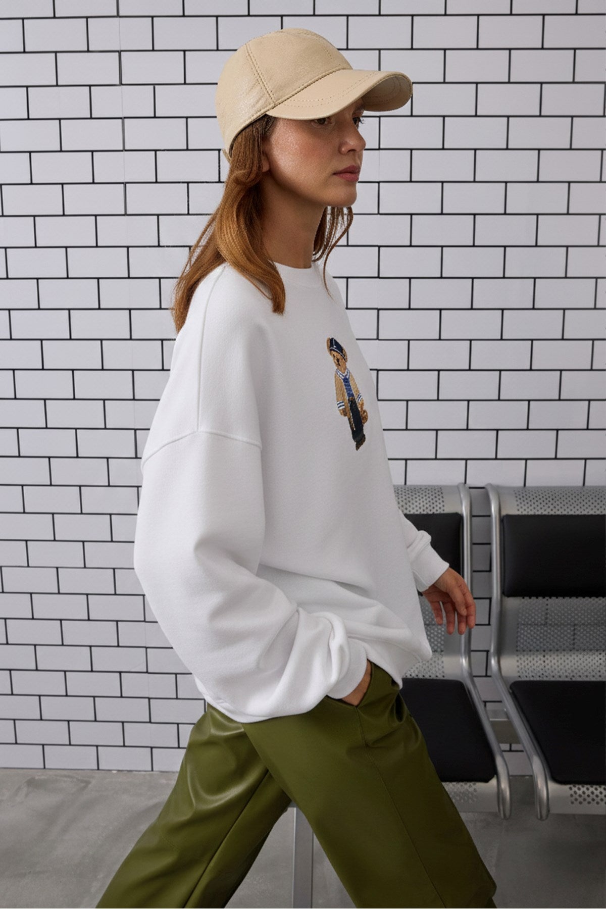 Kadın Oversize Sweatshirt Traveler Bear Baskılı Beyaz – Bisiklet Yaka, 3 İplik Şardonlu Polar