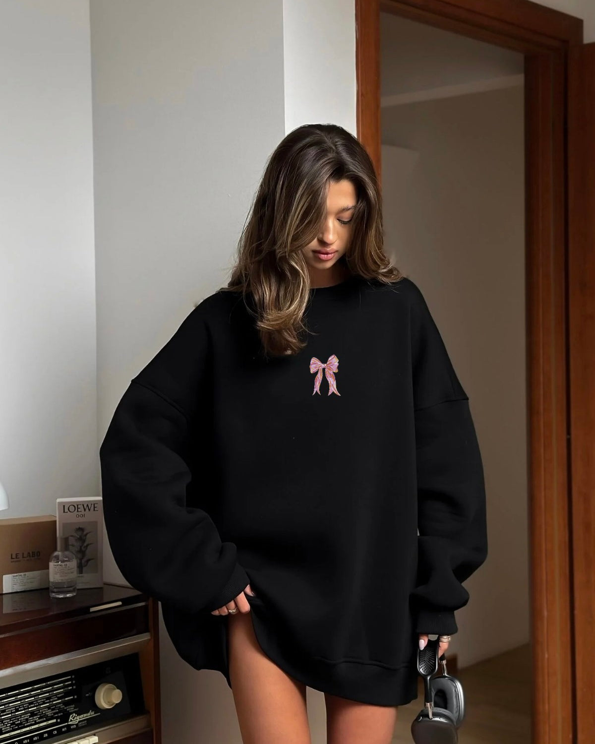 Kadın Oversize Sweat Elbise Pembe Kurdele Baskılı Siyah – Bisiklet Yaka, 3 İplik Şardonlu Polar