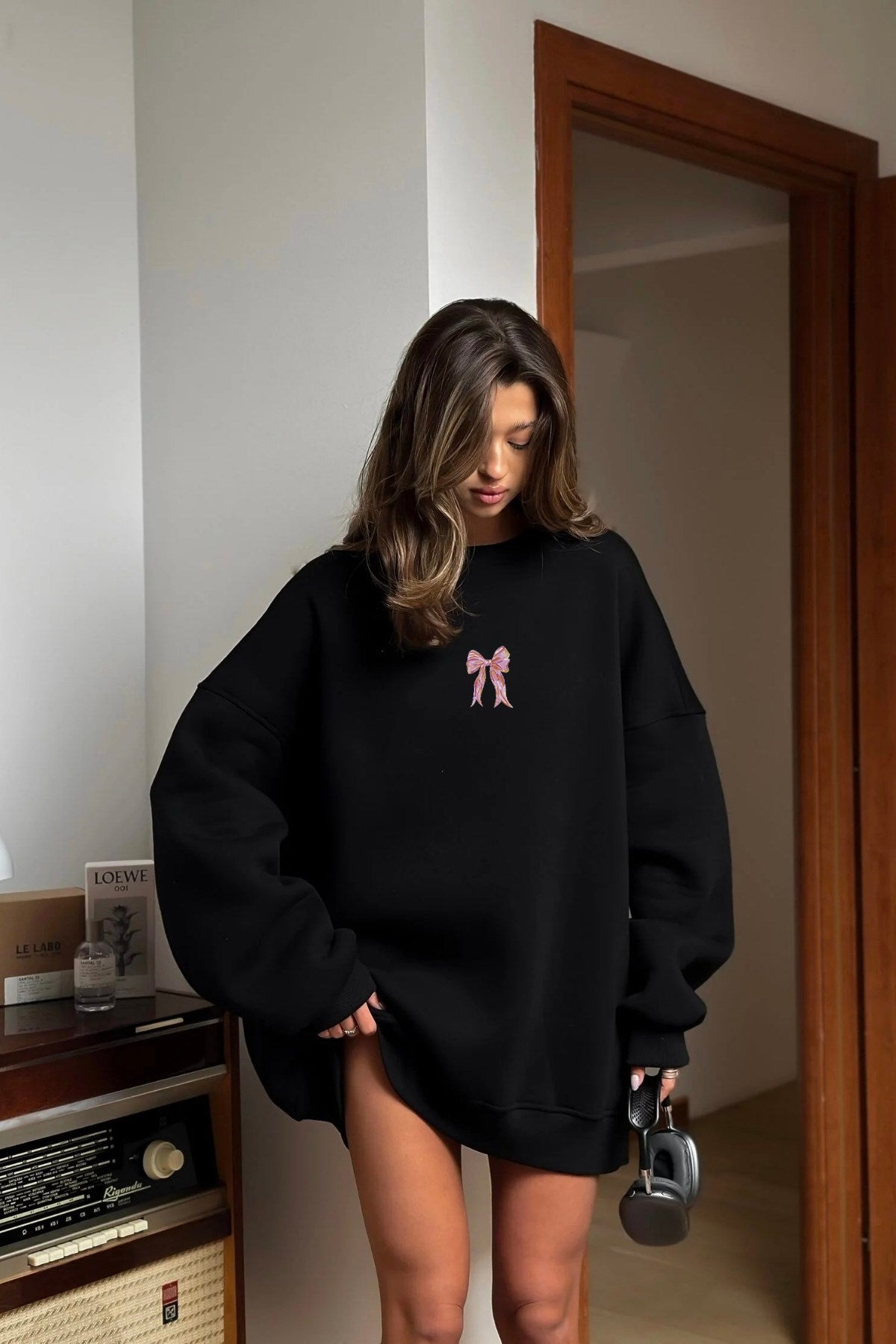 Kadın Oversize Sweat Elbise Pembe Kurdele Baskılı Siyah – Bisiklet Yaka, 3 İplik Şardonlu Polar