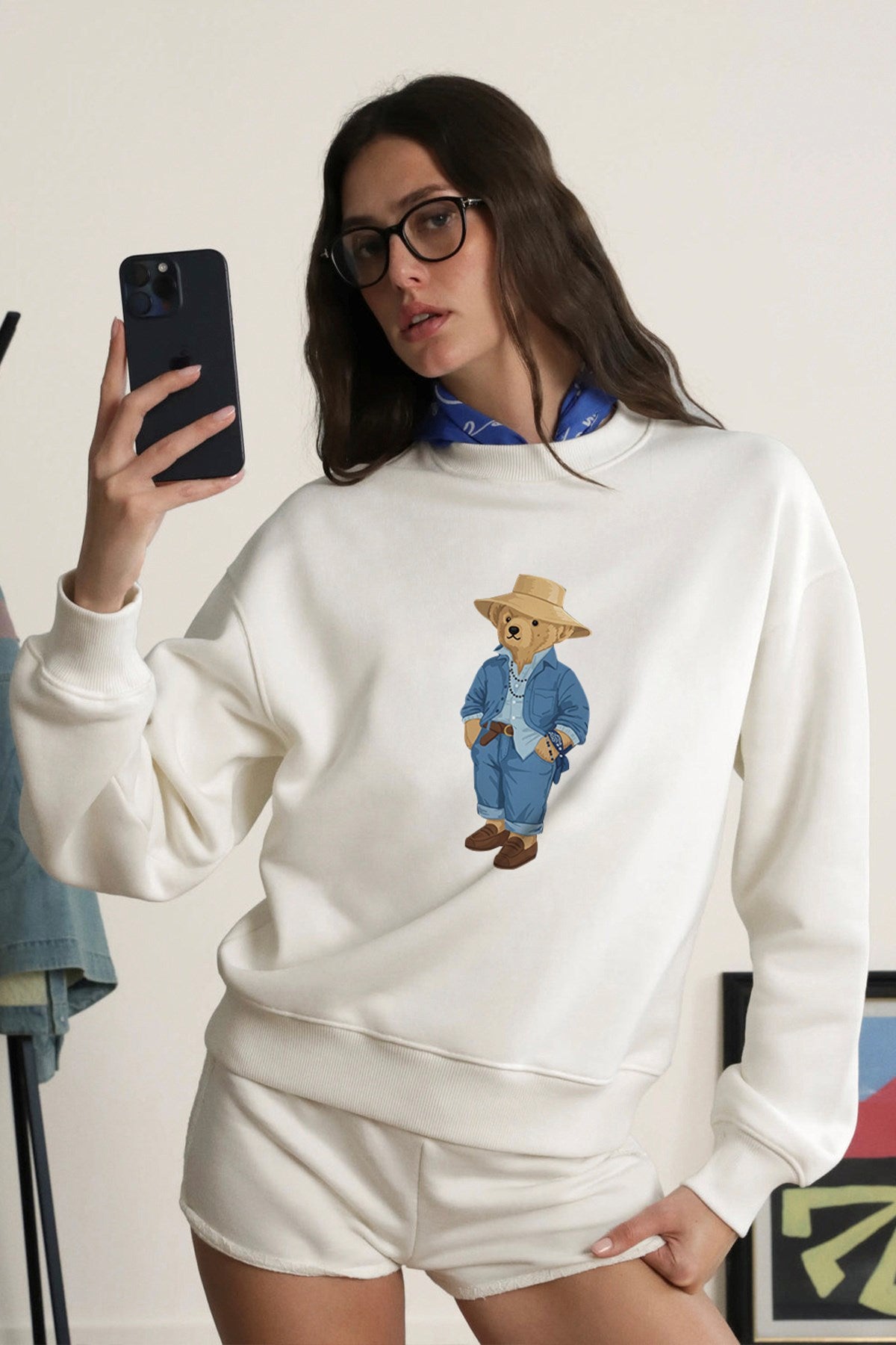 Kadın Oversize Sweatshirt Ranch Bear Baskılı Beyaz – Bisiklet Yaka, 3 İplik Şardonlu Polar