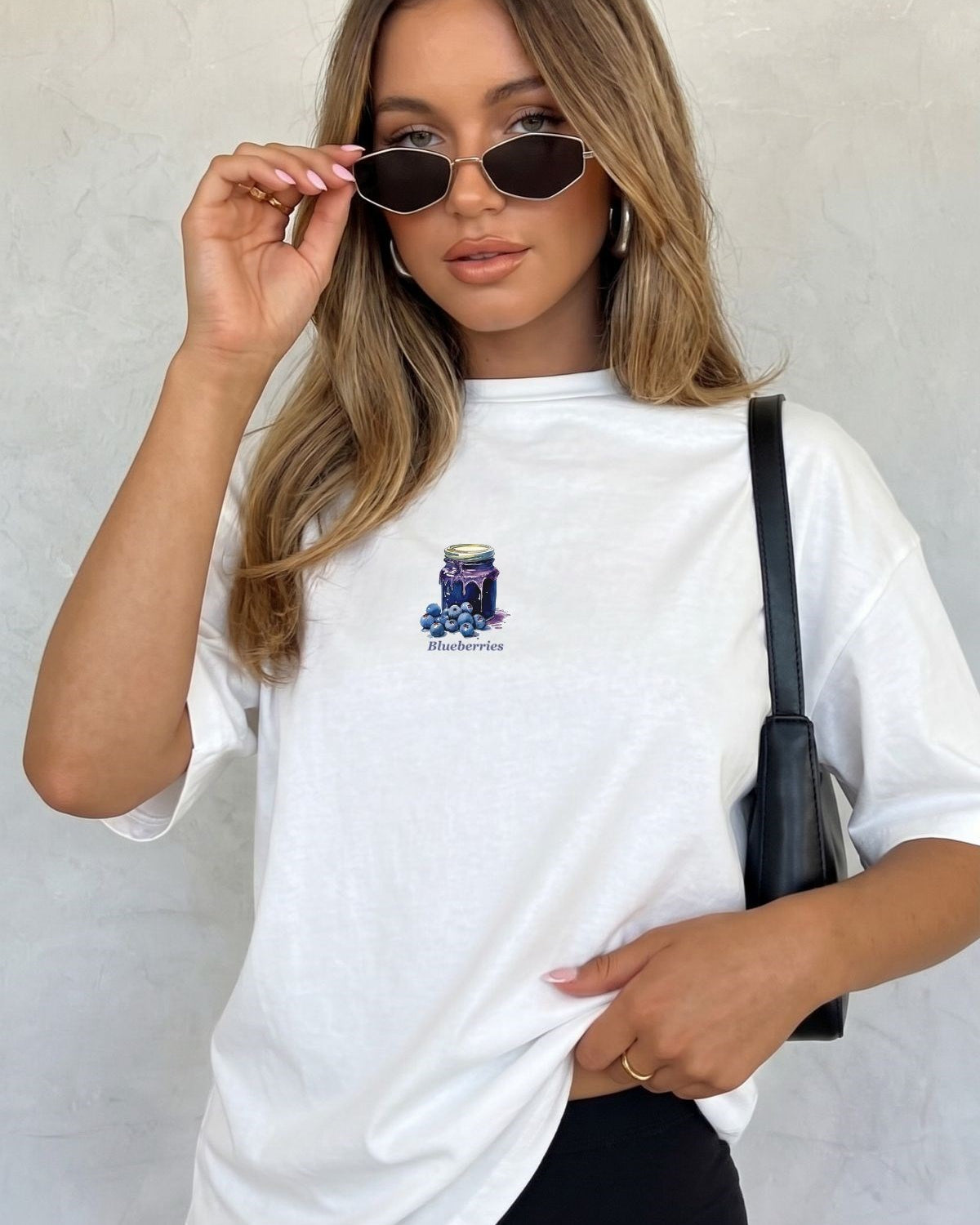 Kadın Oversize Tişört Blueberry Muse Baskılı Beyaz – Bisiklet Yaka, Rahat Kalıp, %100 Pamuk