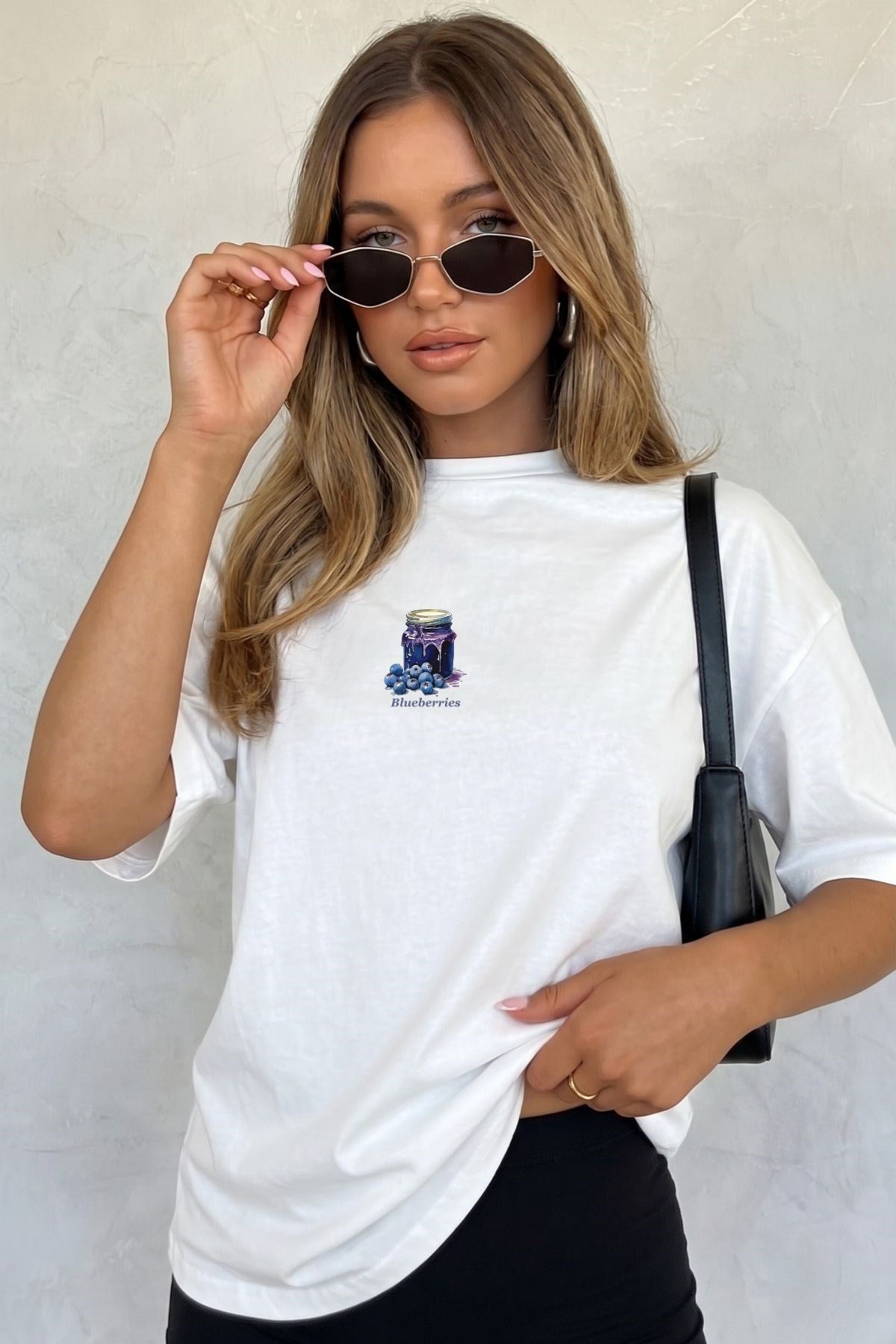 Kadın Oversize Tişört Blueberry Muse Baskılı Beyaz – Bisiklet Yaka, Rahat Kalıp, %100 Pamuk