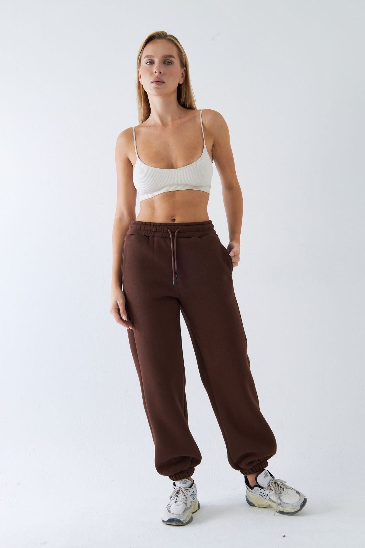 Oversize Unisex Eşofman Altı Kahverengi – 3 İplik Şardonlu, Paça-Bel Lastikli, Cepli, Rahat Kesim