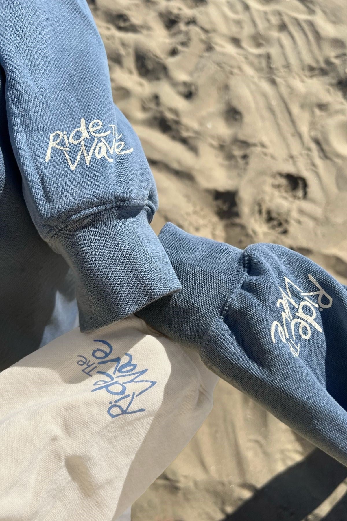 Oversize Unisex Bisiklet Yaka Sweat Kırık Beyaz– 3 İplik Kumaş, Rahat Kalıp, Wildest Dreams Baskılı