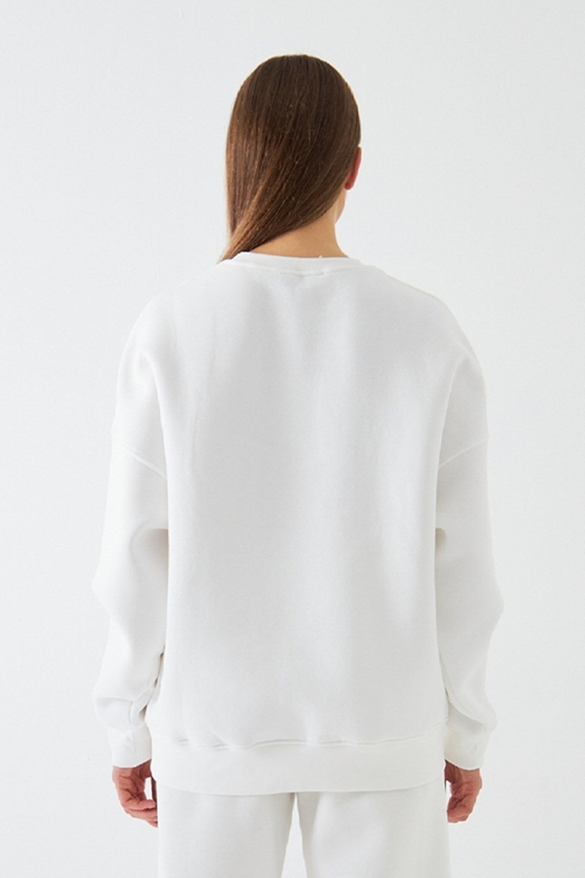 Kadın Oversize Sweatshirt Martini Leopard Baskılı Beyaz – Bisiklet Yaka, 3 İplik Şardonlu Polar