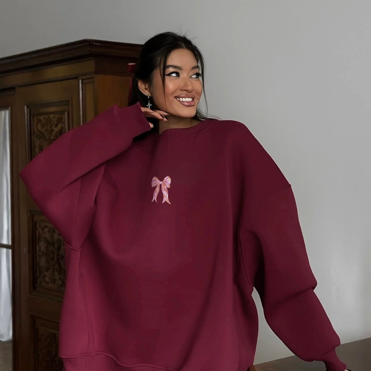 Kadın Oversize Sweat Elbise Pembe Kurdele Baskılı Bordo – Bisiklet Yaka, 3 İplik Şardonlu Polar