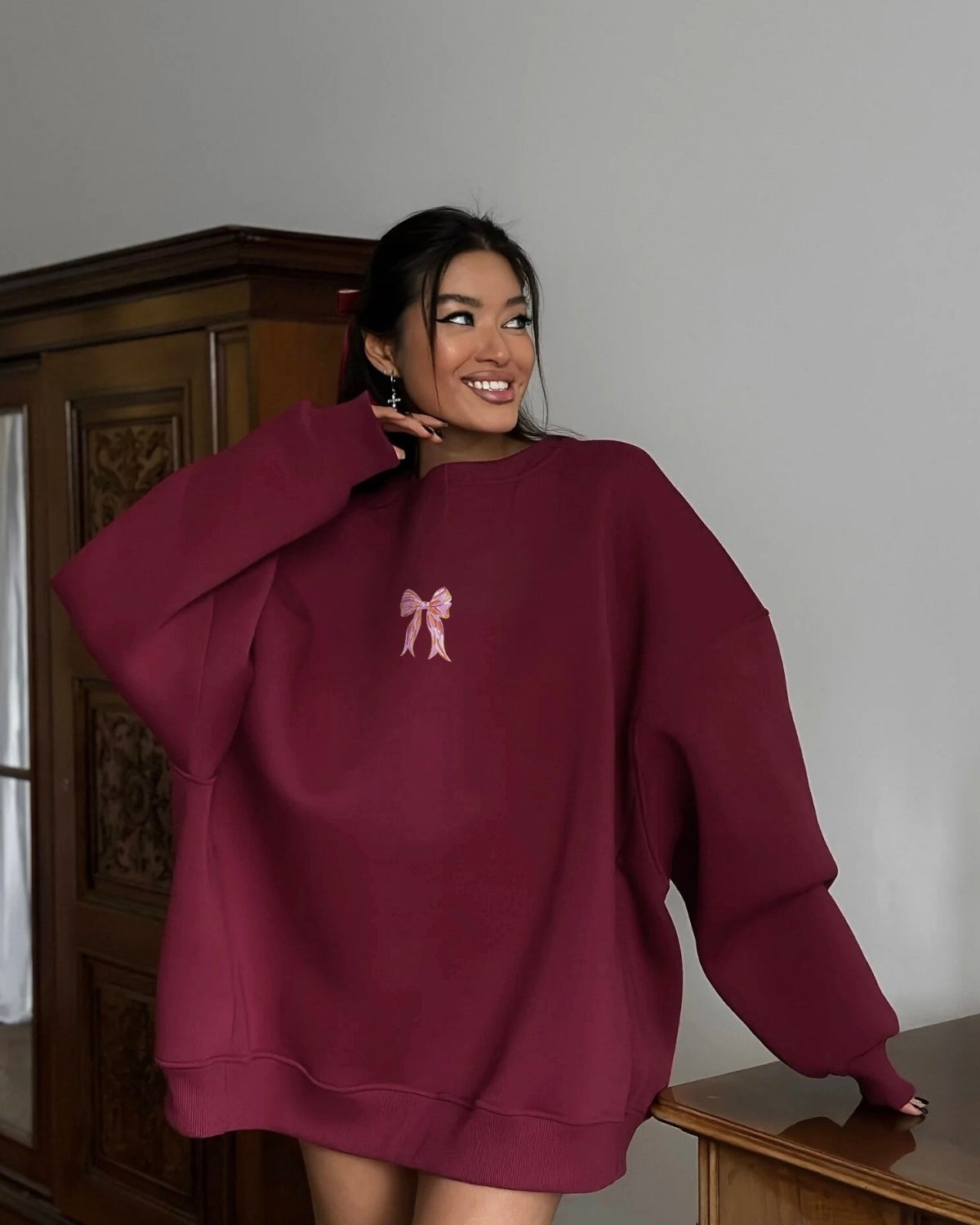 Kadın Oversize Sweat Elbise Pembe Kurdele Baskılı Bordo – Bisiklet Yaka, 3 İplik Şardonlu Polar