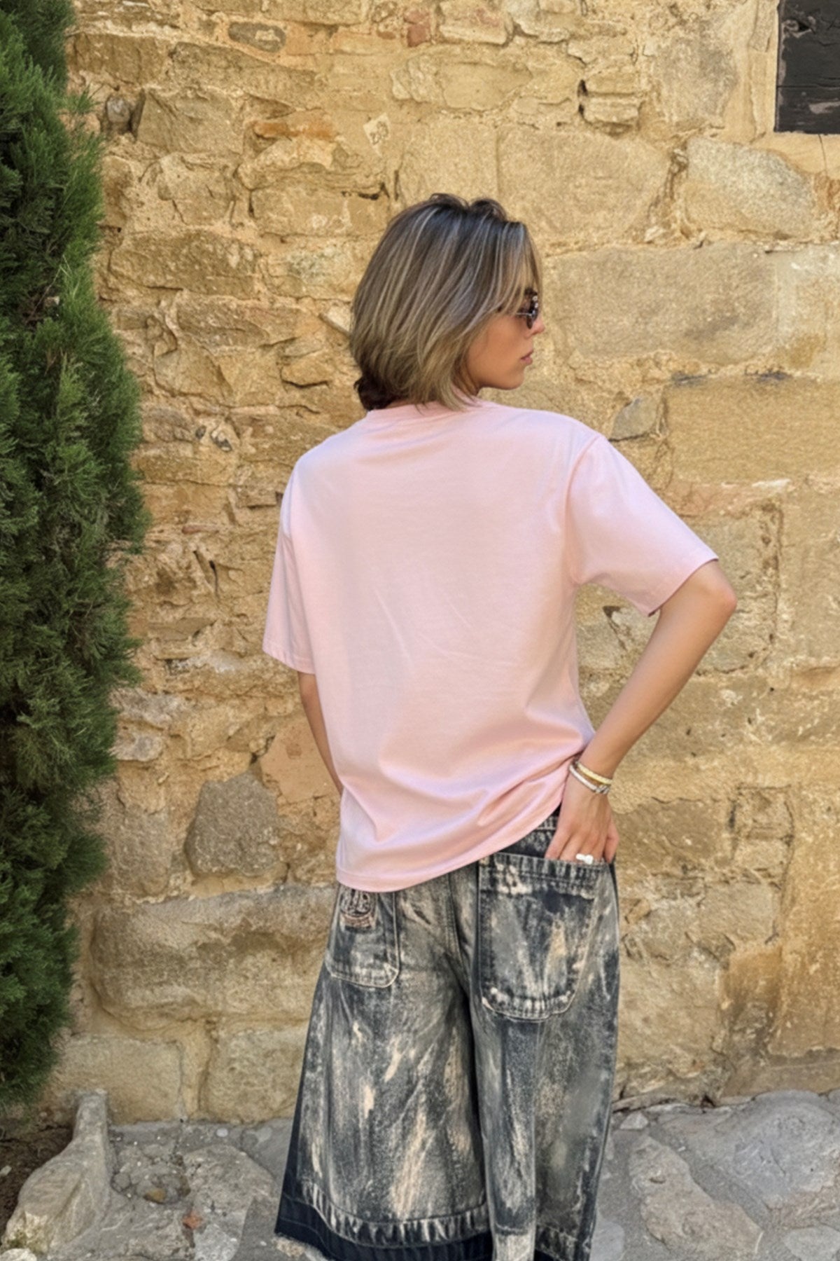 Kadın Oversize Tişört Trench Bear Baskılı Pembe – Bisiklet Yaka, Rahat Kalıp, %100 Pamuk
