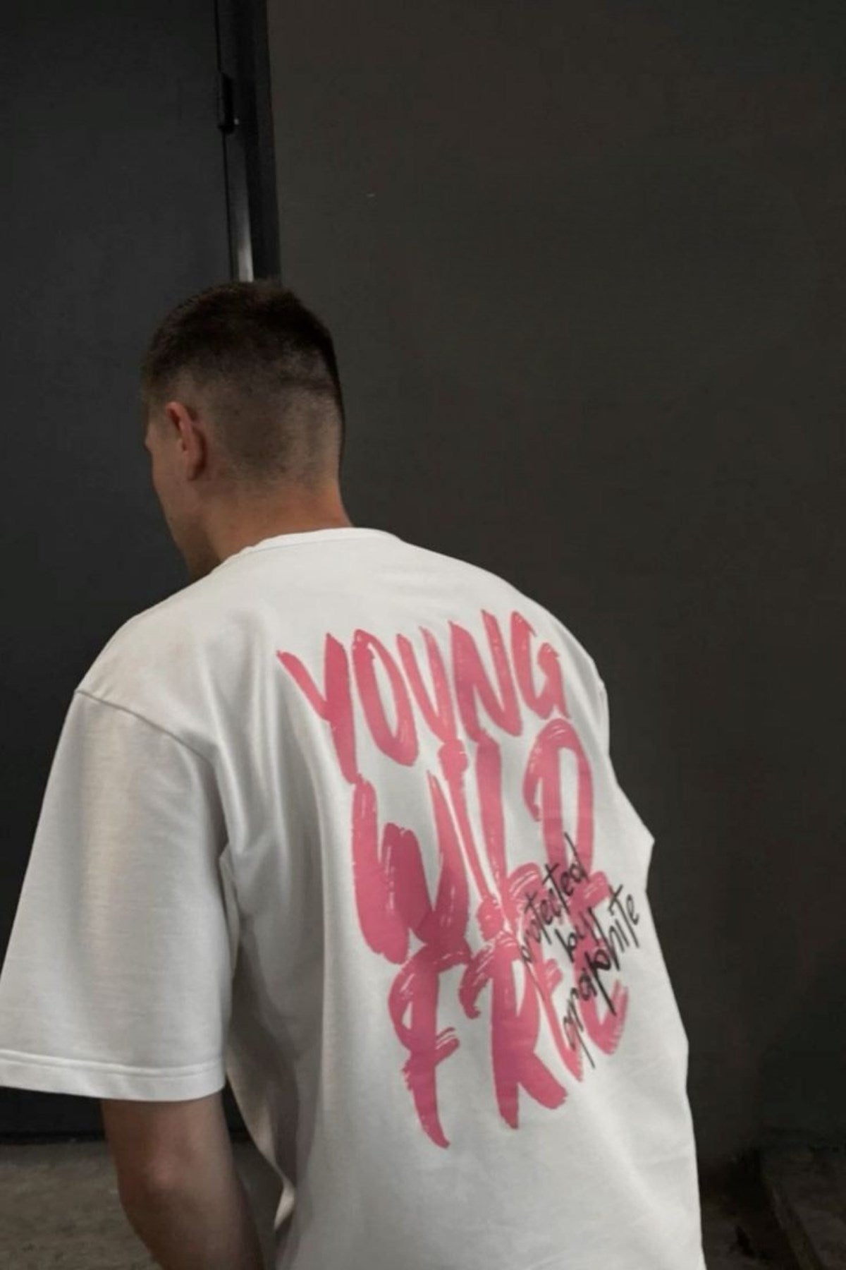 Erkek Oversize Tişört Young Wild Free Baskılı Beyaz – Sevgililer Günü, Couple, Hediye,  %100 Pamuk