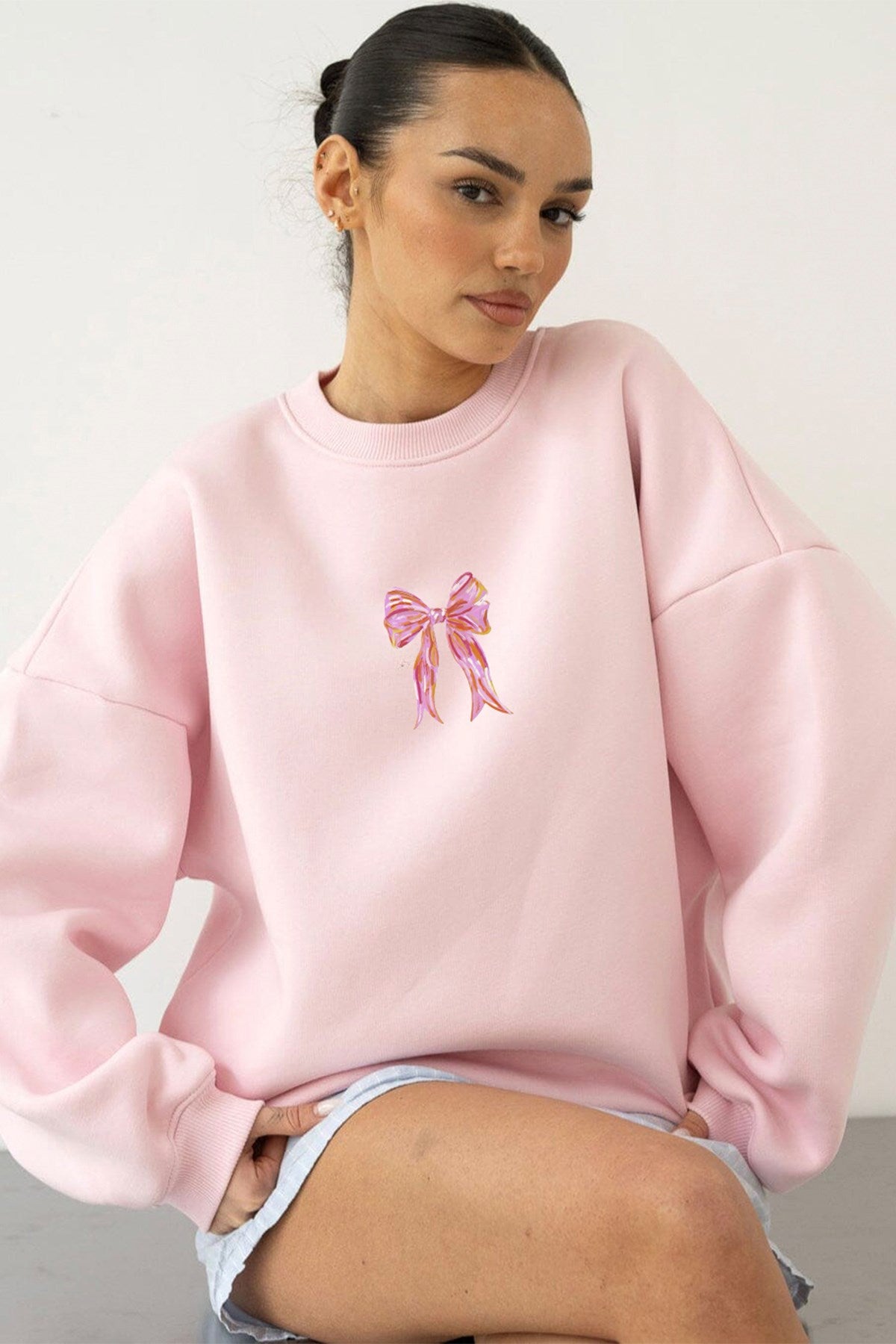 Kadın Oversize Sweatshirt Pembe  Kurdele Baskılı Pembe – Bisiklet Yaka, 3 İplik Şardonlu Polar