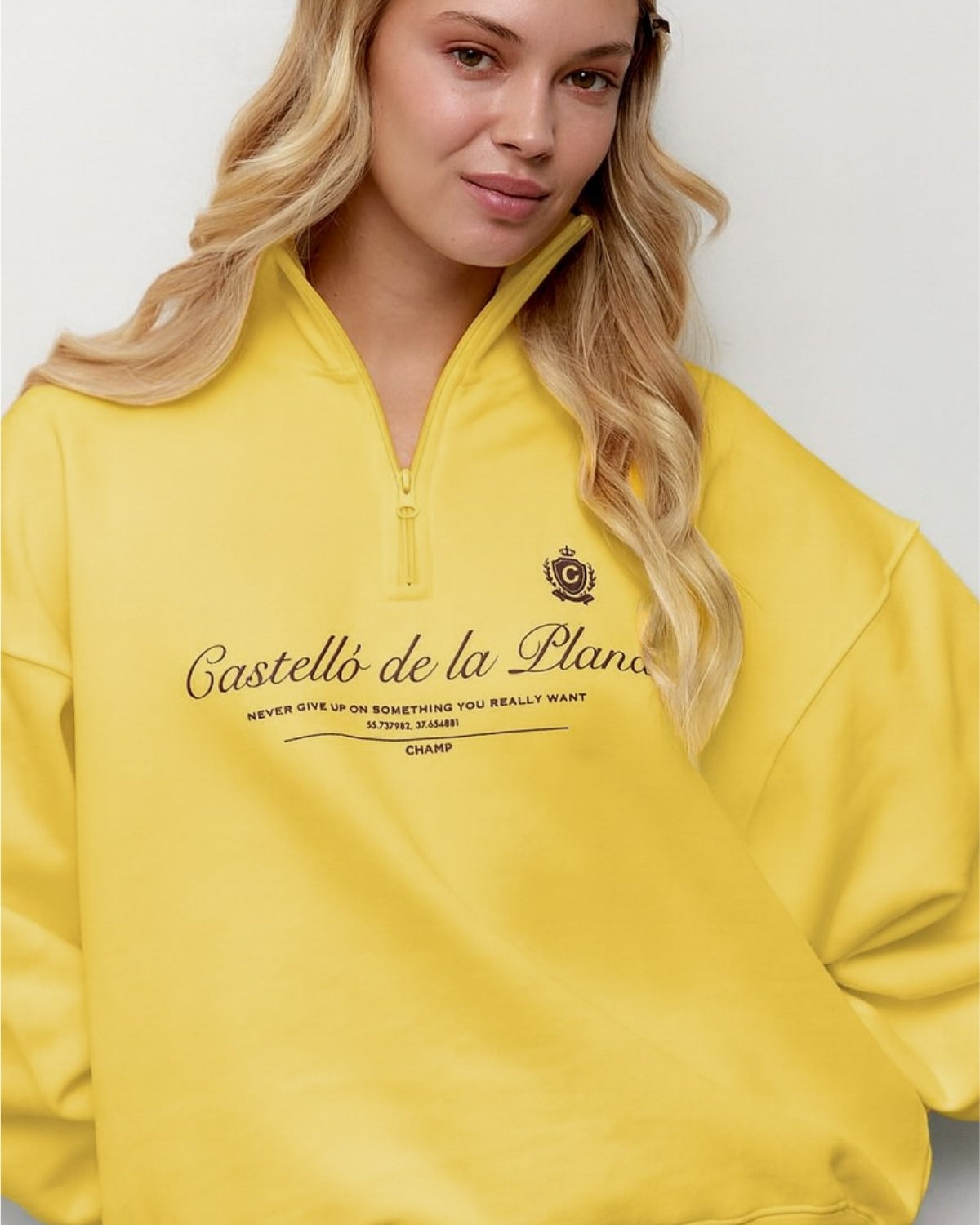 Kadın Oversize Sweatshirt Castelló de la Plana Baskılı Sarı – Yarım Fermuarlı, 3 İplik Polar