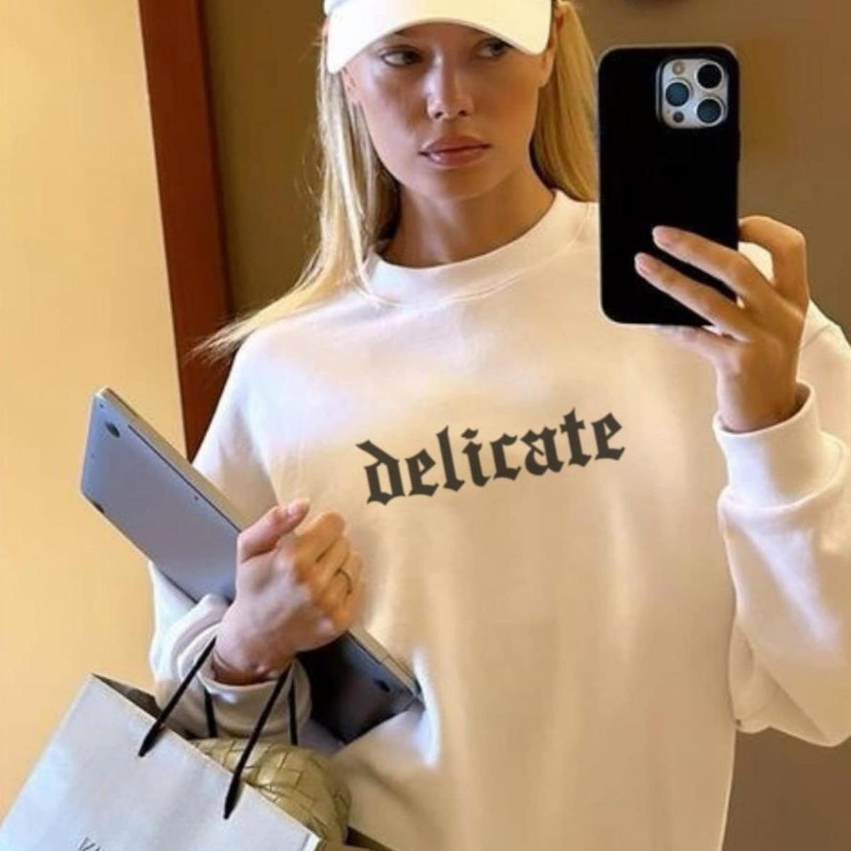 Kadın Beyaz Delicate Yazılı Oversize Sweatshirt – Gotik Baskı, Casual Şehir Stili