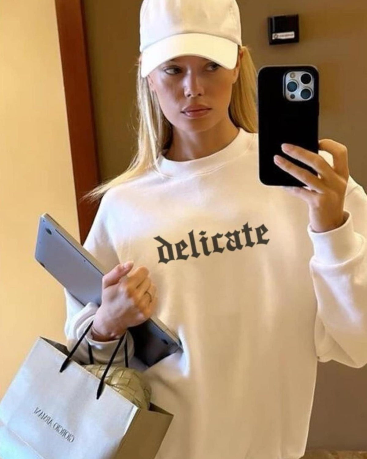 Kadın Beyaz Delicate Yazılı Oversize Sweatshirt – Gotik Baskı, Casual Şehir Stili