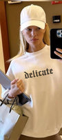 Kadın Beyaz Delicate Yazılı Oversize Sweatshirt – Gotik Baskı, Casual Şehir Stili