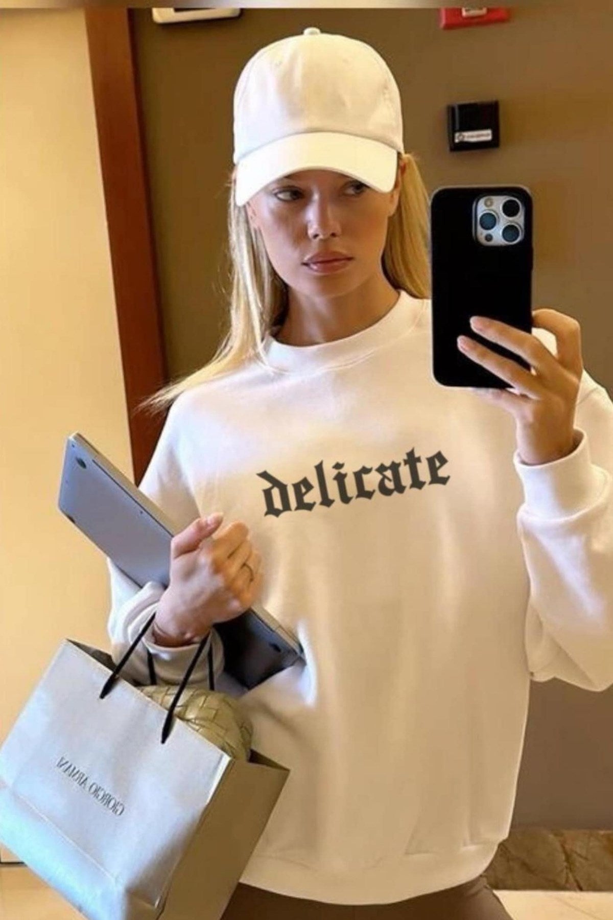 Kadın Beyaz Delicate Yazılı Oversize Sweatshirt – Gotik Baskı, Casual Şehir Stili