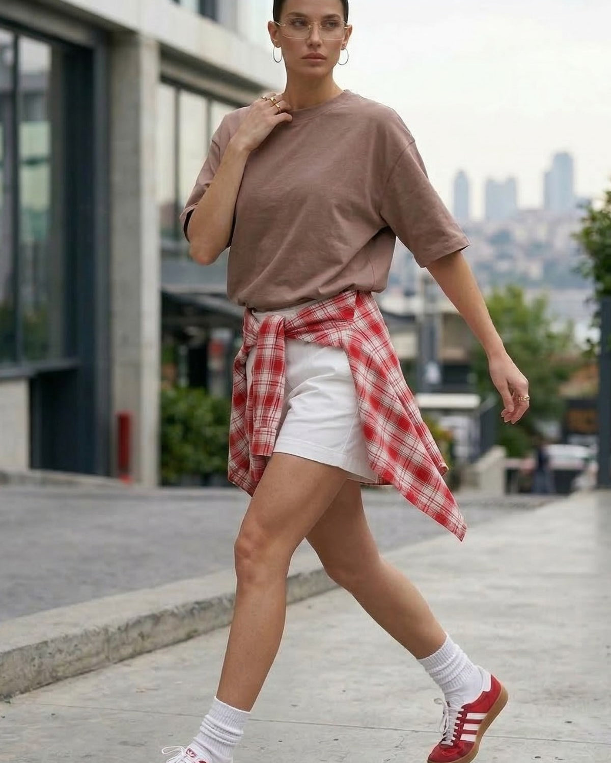 Kadın Oversize Basic Tişört Kahverengi – Bisiklet Yaka, Rahat Kalıp, Yazılık, %100 Pamuk