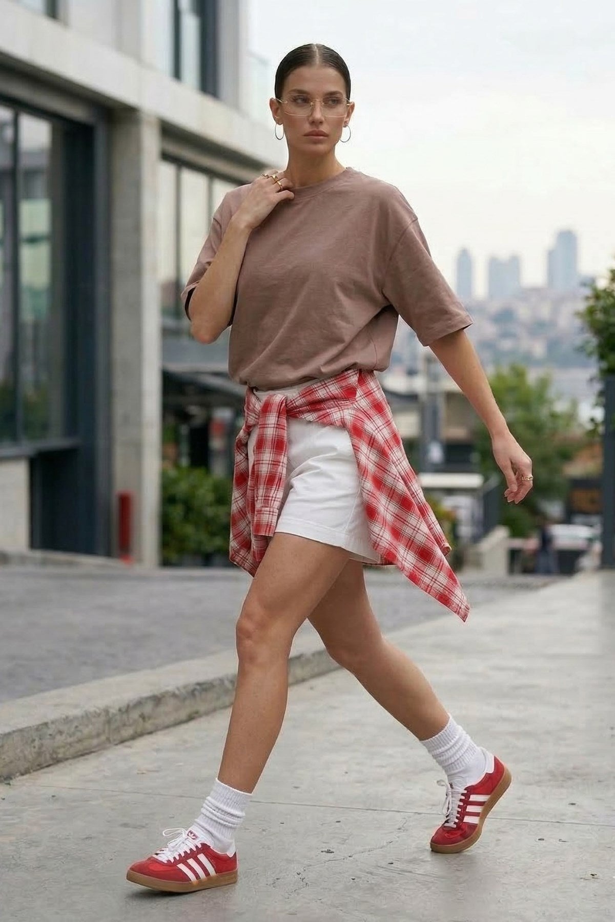Kadın Oversize Basic Tişört Kahverengi – Bisiklet Yaka, Rahat Kalıp, Yazılık, %100 Pamuk