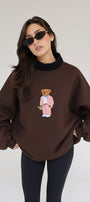 Kadın Oversize Sweatshirt Pink Suit Bear Baskılı Kahverengi – Bisiklet Yaka, 3 İplik Şardonlu Polar
