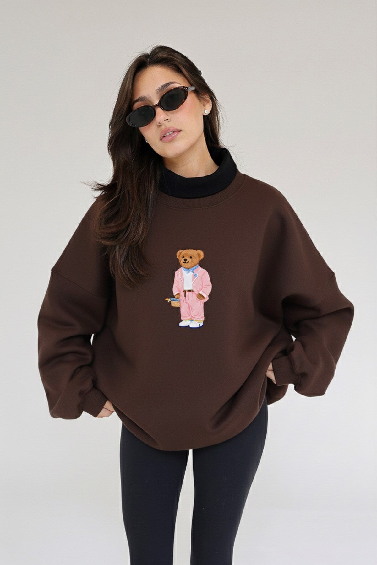 Kadın Oversize Sweatshirt Pink Suit Bear Baskılı Kahverengi – Bisiklet Yaka, 3 İplik Şardonlu Polar
