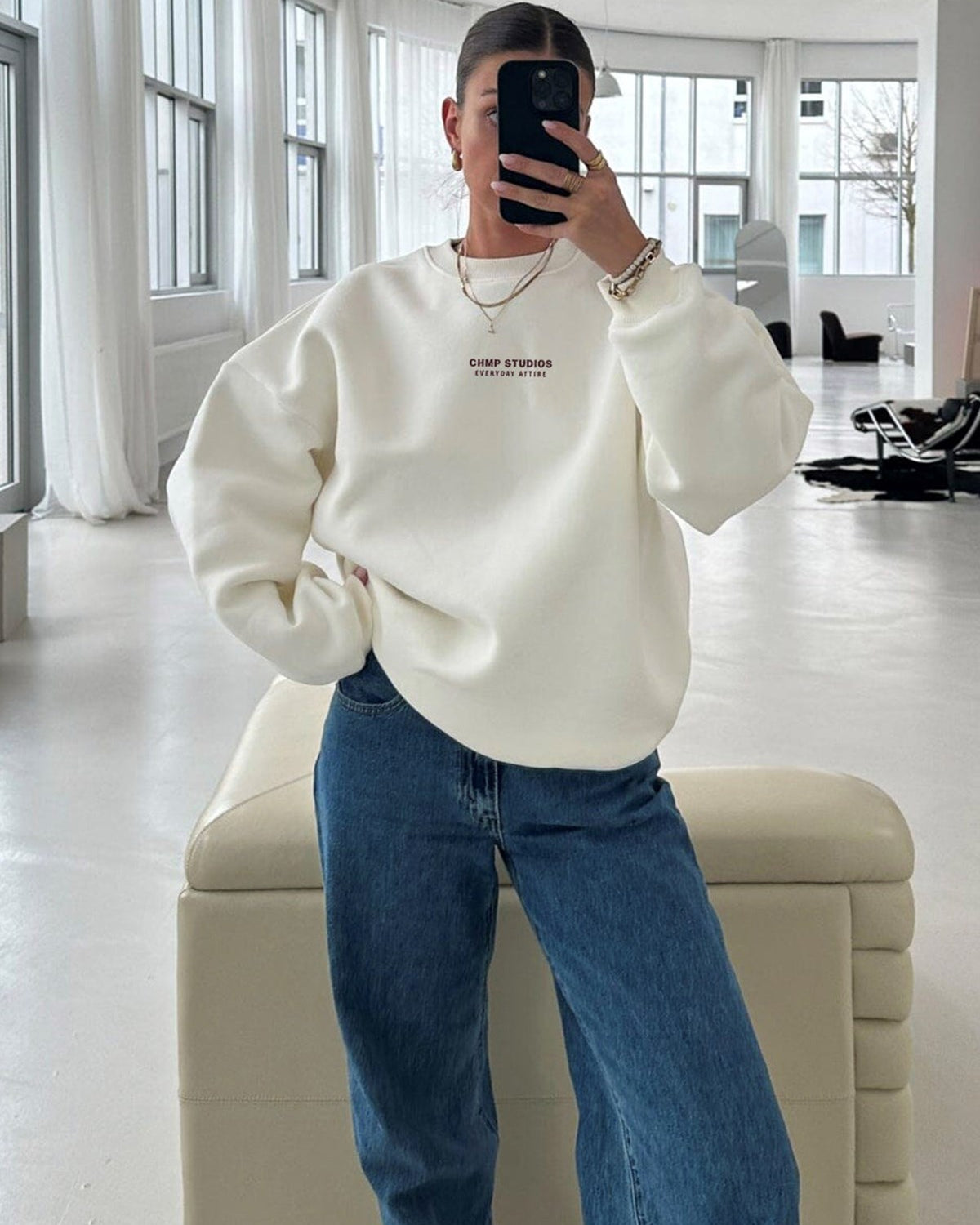 Kadın Oversize Sweatshirt CHMP STUDIOS Beyaz – Bisiklet Yaka, 3 İplik Şardounlu Polar