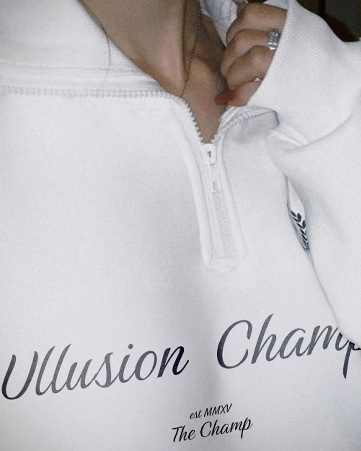Kadın Oversize Sweatshirt Illusion Champ Baskılı Beyaz – Yarım Fermuarlı, 3 İplik Şardonlu Polar