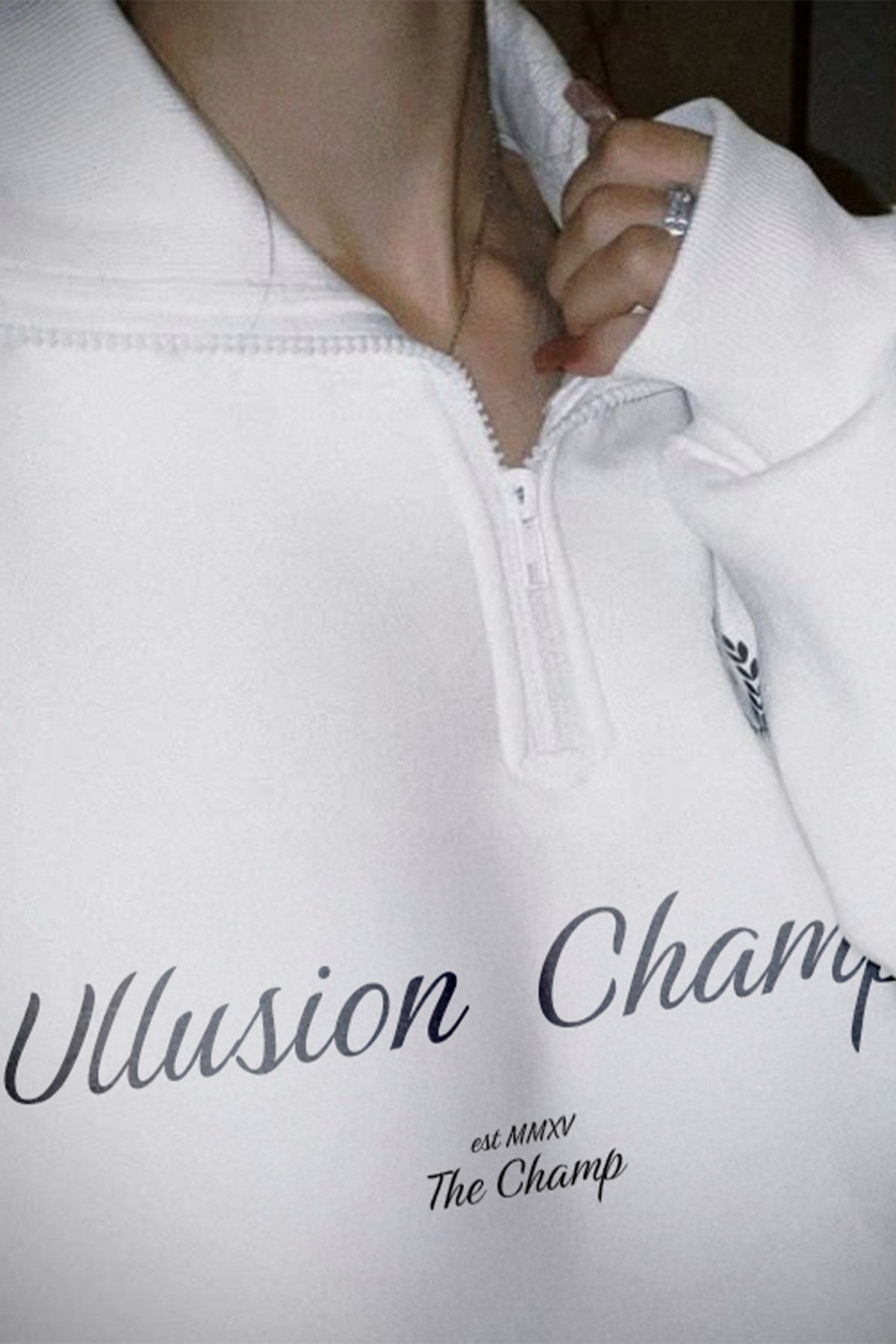 Kadın Oversize Sweatshirt Illusion Champ Baskılı Beyaz – Yarım Fermuarlı, 3 İplik Şardonlu Polar