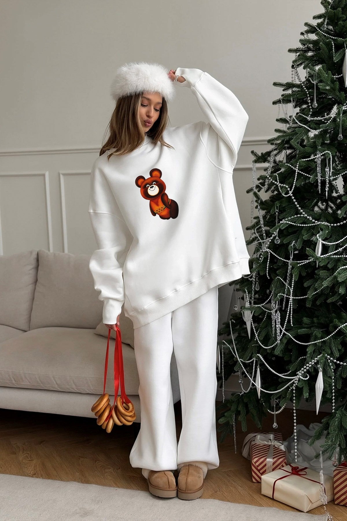 Kadın Oversize Sweatshirt Elbise Misha Mood Baskılı Beyaz – Bisiklet Yaka, 3 İplik Şardonlu Polar