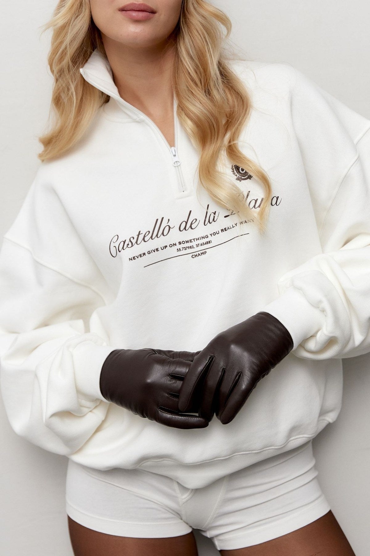 Kadın Beyaz Yarım Fermuarlı Oversize Sweatshirt – Castelló de la Plana Baskılı, Modern Şehir Stili