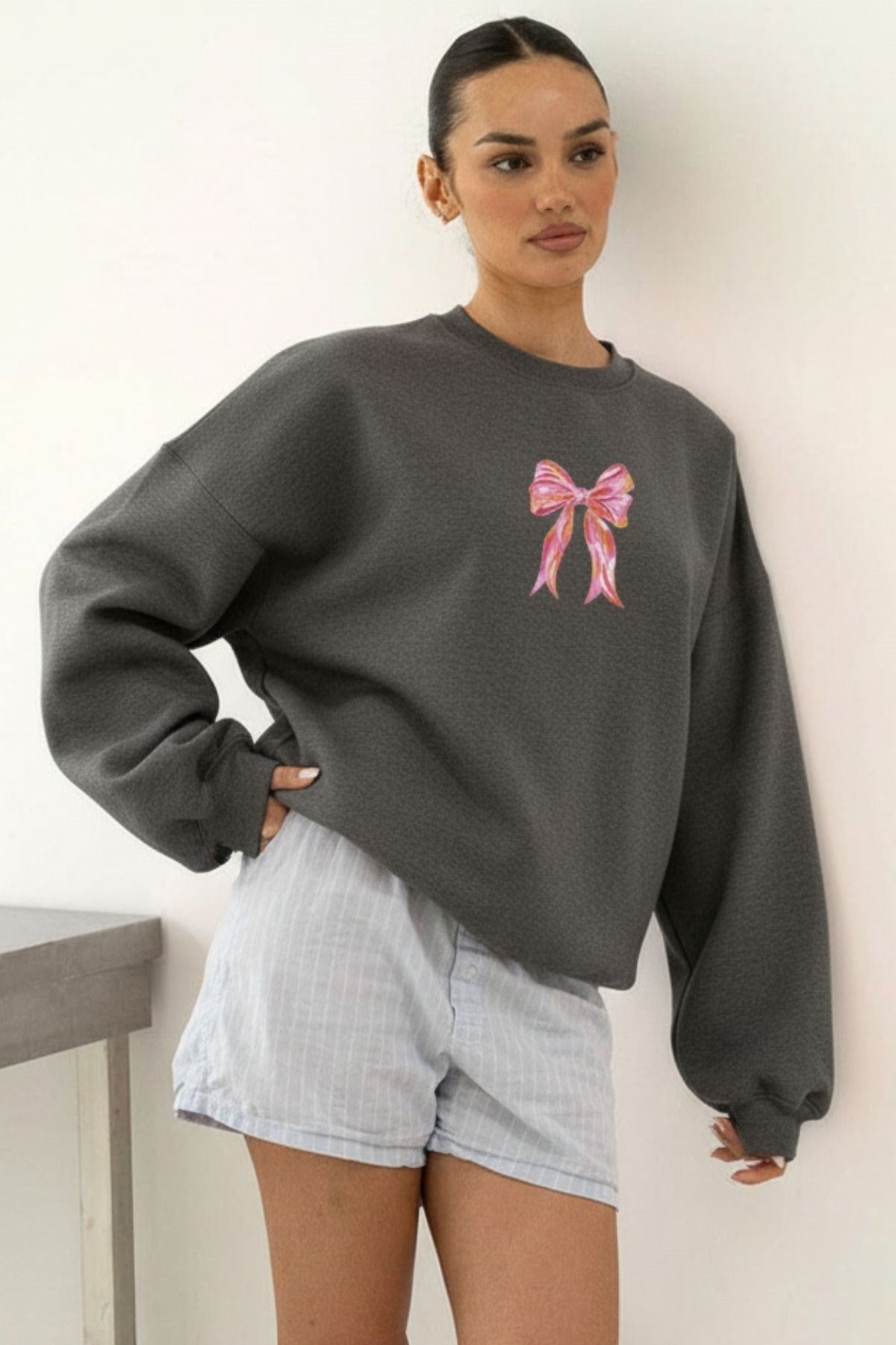 Kadın Oversize Sweatshirt Pembe Kurdele Baskılı Füme Melanj– Bisiklet Yaka, 3 İplik Şardonlu Polar