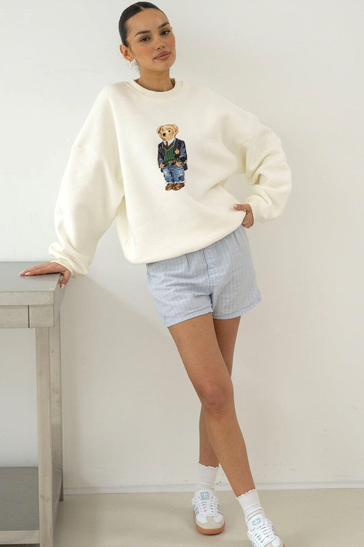 Kadın Oversize Sweatshirt Ivy Bear Baskılı Beyaz – Bisiklet Yaka, 3 İplik Şardonlu