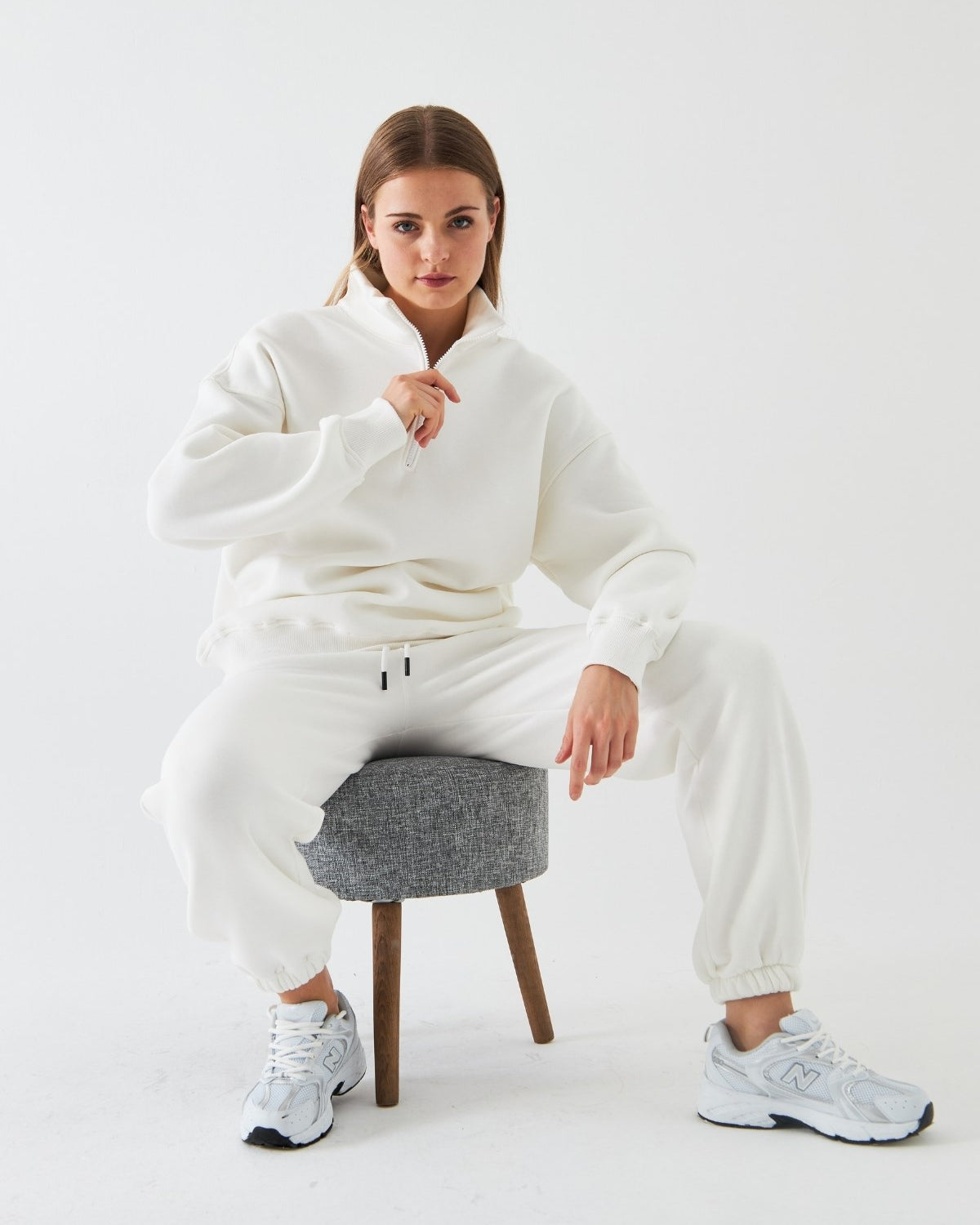 Unisex Oversize Eşofman Takımı Basic Beyaz – Fermuarlı Dik Yaka, Lastikli Paça, 3 İplik Şardonlu Polar